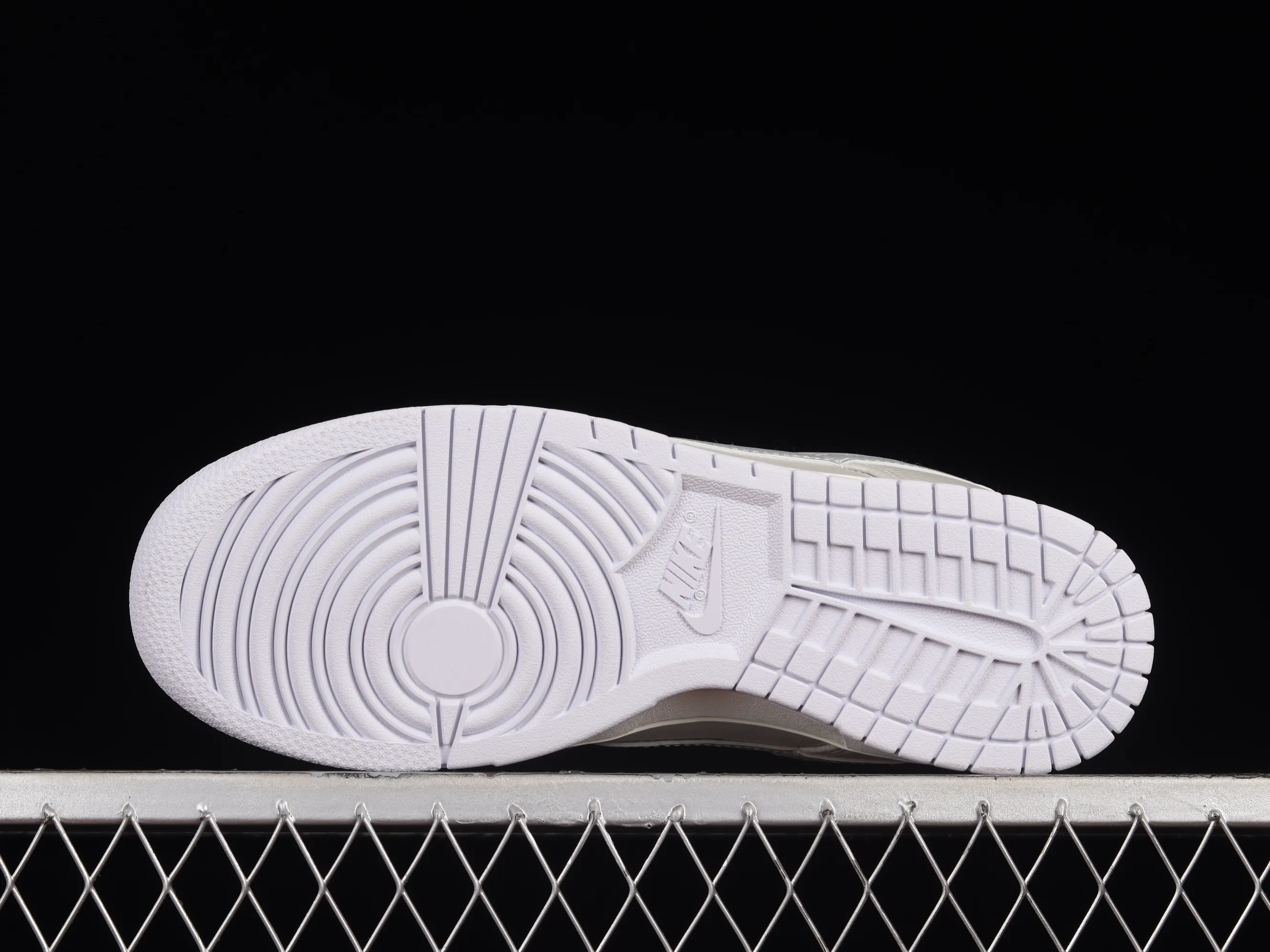 All Categories Nk SB Dunk Series Nk SB Dunk Low Low-top sneakers F version Nk Dunk Low "Metallic Silver" Metallic silver SB low-top sports and leisure sneakers DX3197-095